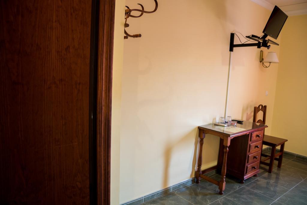 Hostal Restaurante La Curva 阿德拉 外观 照片